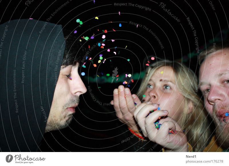 ! Mann Frau mehrfarbig blasen Konfetti Blick Zwinkern geschlossene Augen Geburtstag Happy Birthday Herzlichen Glückwunsch Geburtstagswunsch Gute Laune positiv