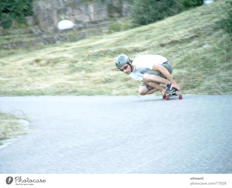 In action II Freizeit & Hobby Sport Jeanshose Helm Coolness Geschwindigkeit Skateboarding Aktion Asphalt longboarden fun Rolle Farbfoto