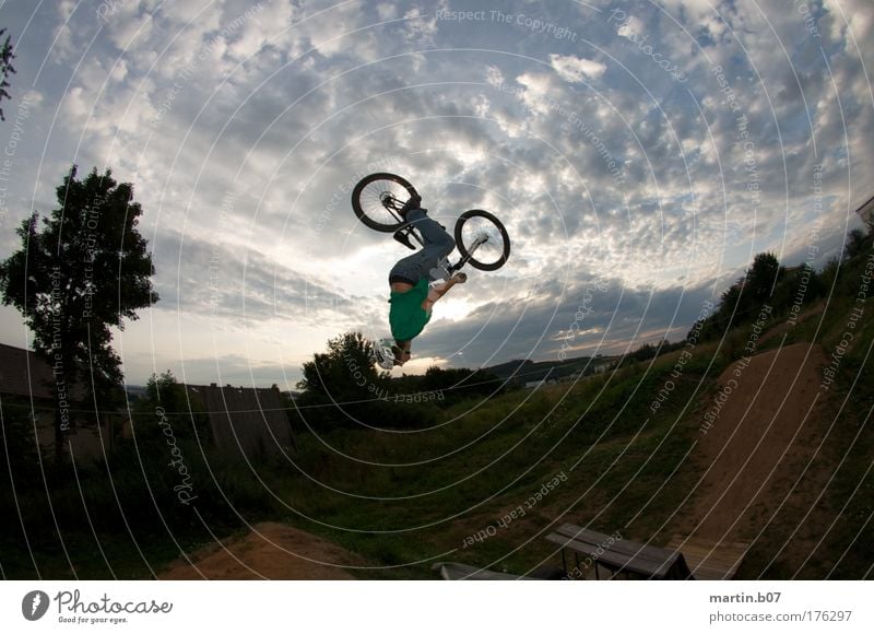 Backflip in the backyard Gedeckte Farben Außenaufnahme Abend Dämmerung Blitzlichtaufnahme Schatten Silhouette Sonnenlicht Gegenlicht Fischauge Profil Lifestyle