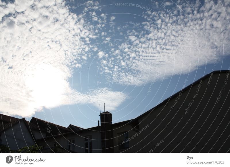 Wer heizt schon im Sommer? Farbfoto Außenaufnahme Tag Schatten Silhouette Sonnenlicht Blick nach unten Haus Luft Himmel Wolken Schönes Wetter Kleinstadt Skyline