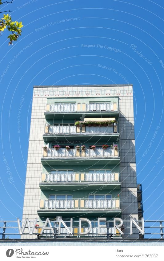 Photocase Tag l schöne Platte Haus Himmel Häusliches Leben Plattenbau Balkon Schriftzeichen wandern Berlin Schönes Wetter