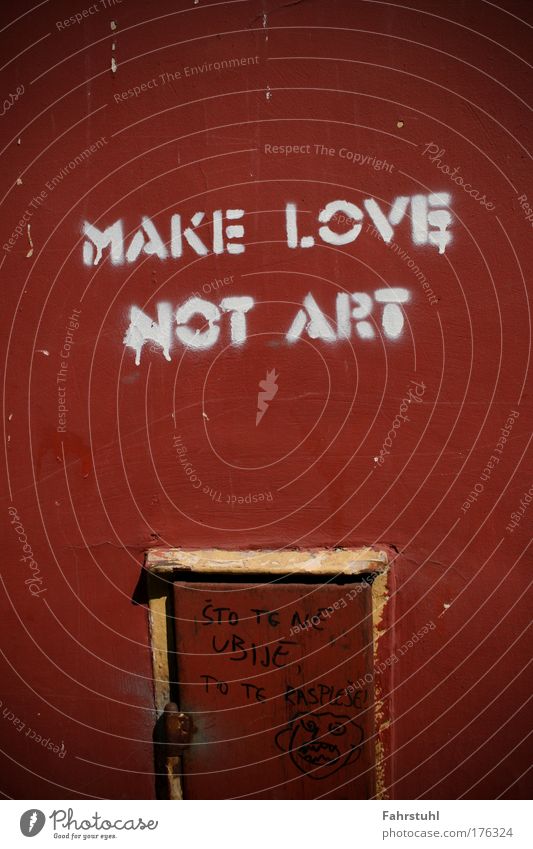 Make love not art Farbfoto Außenaufnahme Textfreiraum oben Textfreiraum Mitte Tag Zentralperspektive Kunst Kultur Mauer Wand Zeichen Liebe außergewöhnlich