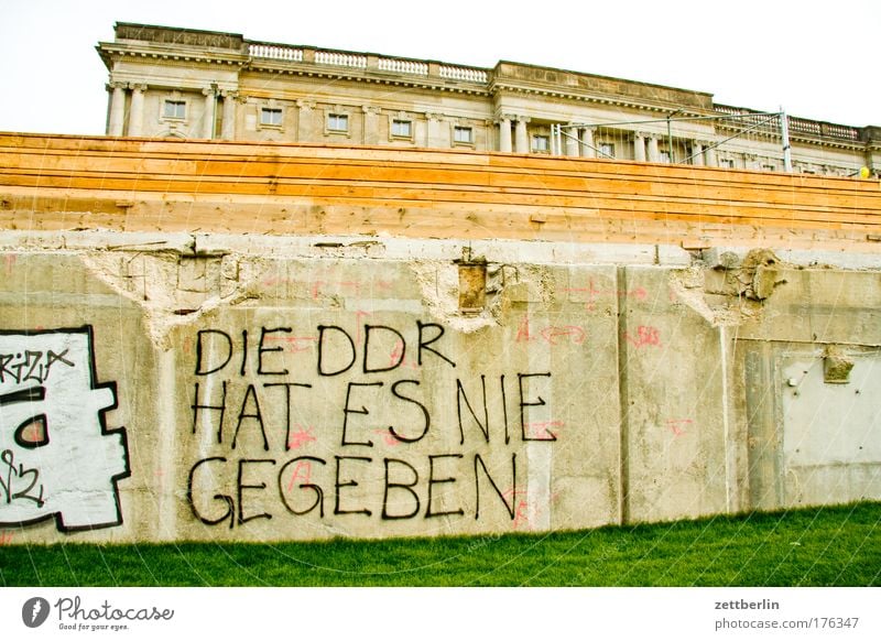 DIE DDR HAT ES NIE GEGEBEN Berlin Hauptstadt Regierungssitz Palast der Republik Schlossplatz Burg oder Schloss Hohenzollern preussen Beton Fundament Gras Wiese