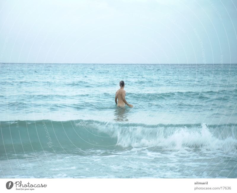 Wasserratte Freude Erholung Schwimmen & Baden Freizeit & Hobby Ferien & Urlaub & Reisen Strand Meer Wellen Mann Erwachsene Himmel Horizont nackt Farbfoto