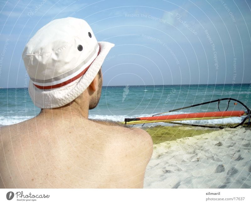 Windstill I Strand Meer Mann Freizeit & Hobby Ferien & Urlaub & Reisen Horizont Surfbrett Mütze Gedanke Denken Wasser Sand Erholung Himmel Hut Rücken sitzen