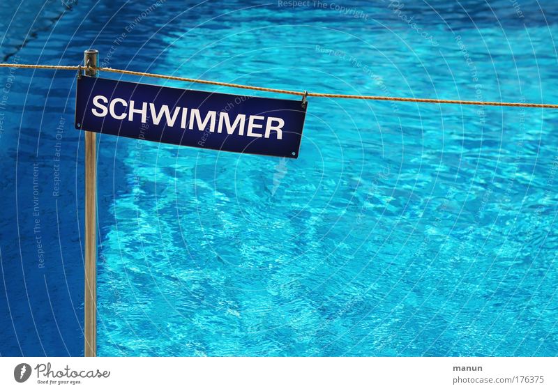 Schwimmer Farbfoto Außenaufnahme Muster Strukturen & Formen Textfreiraum rechts Textfreiraum unten Hintergrund neutral Tag Schatten Kontrast