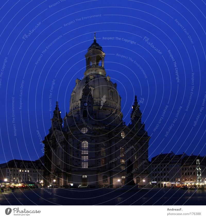 Frauenkirche Farbfoto Außenaufnahme Abend Dämmerung Nacht Dresden Deutschland Stadtzentrum Altstadt Kirche Marktplatz Sehenswürdigkeit Wahrzeichen Denkmal alt