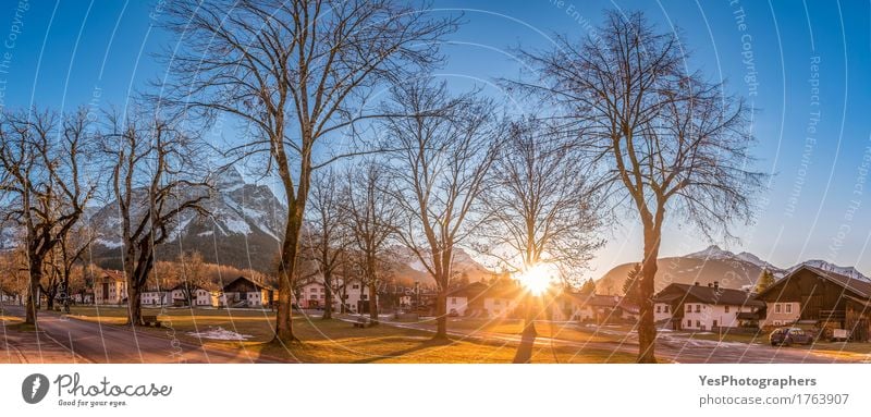 Alpines Dorf unter Sonnenstrahlen Freude schön Ferien & Urlaub & Reisen Winter Haus Natur Schönes Wetter Baum Park Alpen Gebäude Architektur Sehenswürdigkeit