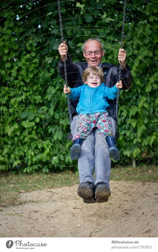 kind schaukelt zusammen mit opa Freizeit & Hobby Spielen Mensch maskulin Kind Kleinkind Junge Mann Erwachsene Männlicher Senior Großvater Kindheit 2 1-3 Jahre