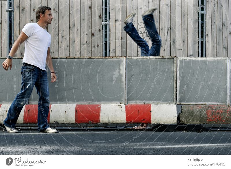 so oder so, scheiss egal Farbfoto Gedeckte Farben Außenaufnahme Textfreiraum rechts Tag Bewegungsunschärfe Totale Oberkörper Ganzkörperaufnahme Profil