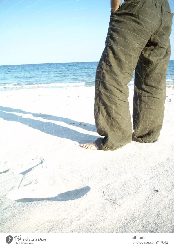 Lonesome on the beach I Strand Meer Mann Freizeit & Hobby Ferien & Urlaub & Reisen Erholung Kur Kurort Horizont stehen Hose Aufenthalt ruhig Ferne Denken