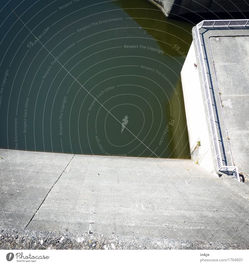 *spuck* Wasser Menschenleer Bauwerk Talsperre Stausee Mauer Wand Beton hoch Seil Brückengeländer grau trist Höhe Höhenangst Wasseroberfläche Farbfoto