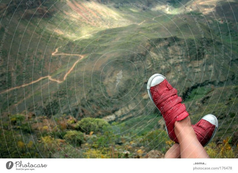 Aus-Rück-Überblick Erholung ruhig Ferien & Urlaub & Reisen Ausflug Ferne Freiheit Berge u. Gebirge wandern Natur Landschaft Schuhe rot sitzen frei oben grün