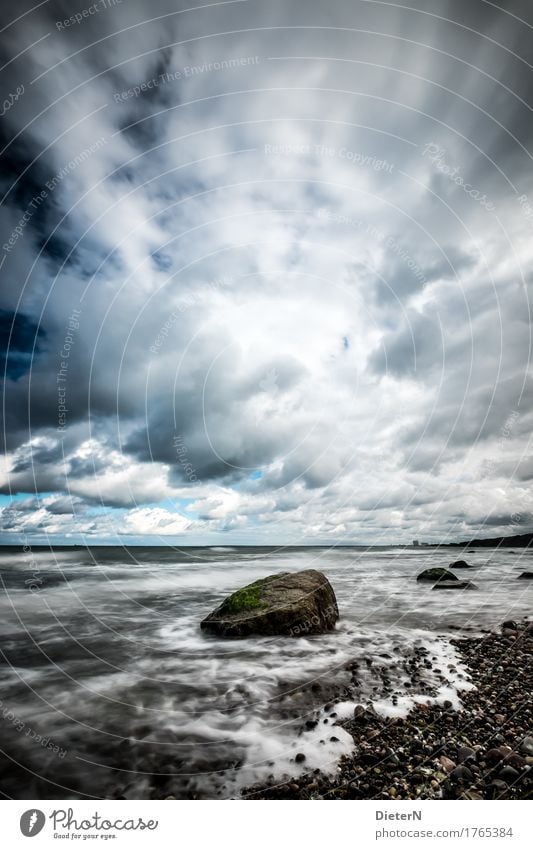 steinig Strand Meer Natur Landschaft Wasser Wolken Horizont Herbst Klima Wetter Ostsee blau schwarz weiß Mecklenburg-Vorpommern Küste Felsen Himmel Warnemünde