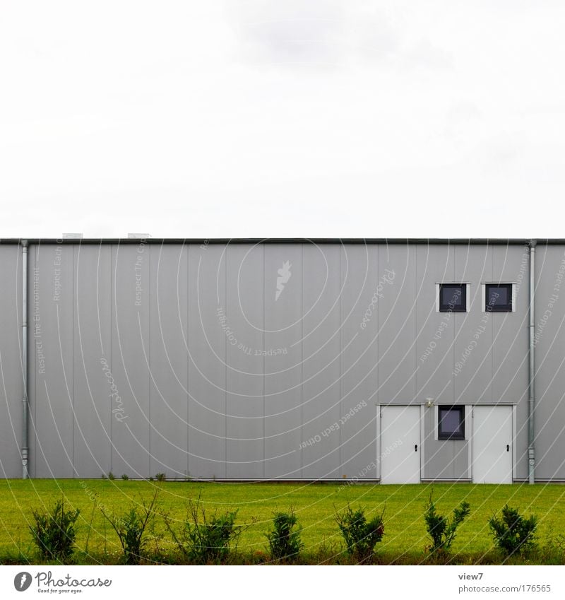 Doppel Farbfoto Außenaufnahme Menschenleer Tag Starke Tiefenschärfe Arbeitsplatz Fabrik Industrie Handel Güterverkehr & Logistik Natur Himmel Gras Sträucher