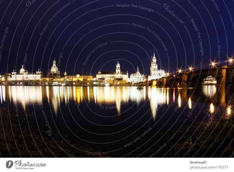 Dresden Farbfoto Außenaufnahme Textfreiraum oben Textfreiraum unten Nacht Reflexion & Spiegelung Stadt Hauptstadt Stadtzentrum Altstadt Kirche Burg oder Schloss