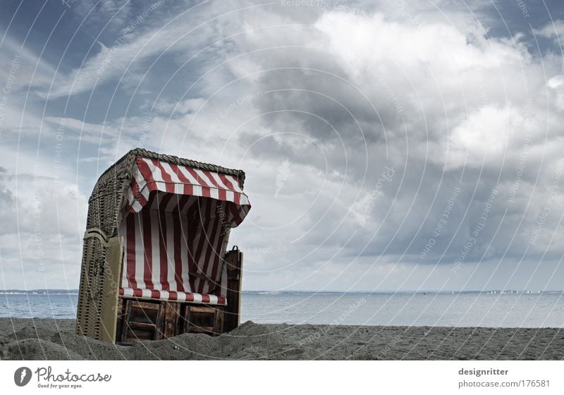 Strandkorb Farbfoto Gedeckte Farben Außenaufnahme Menschenleer Textfreiraum rechts Tag Starke Tiefenschärfe Weitwinkel Ferien & Urlaub & Reisen Ferne Freiheit