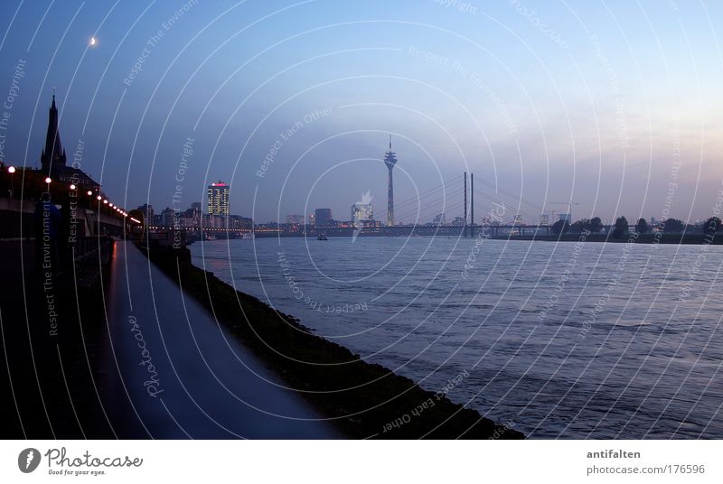 Das Rheinufer Tourismus Ausflug Städtereise Fernsehturm Natur Nachthimmel Mond Düsseldorf Nordrhein-Westfalen Deutschland Stadt Hafenstadt Stadtzentrum Altstadt