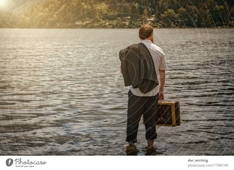 Im See Erholung ruhig Ferien & Urlaub & Reisen Freiheit Sommer Sonne maskulin Mann Erwachsene Leben 1 Mensch 30-45 Jahre Sonnenlicht Küste Seeufer Strand Hemd