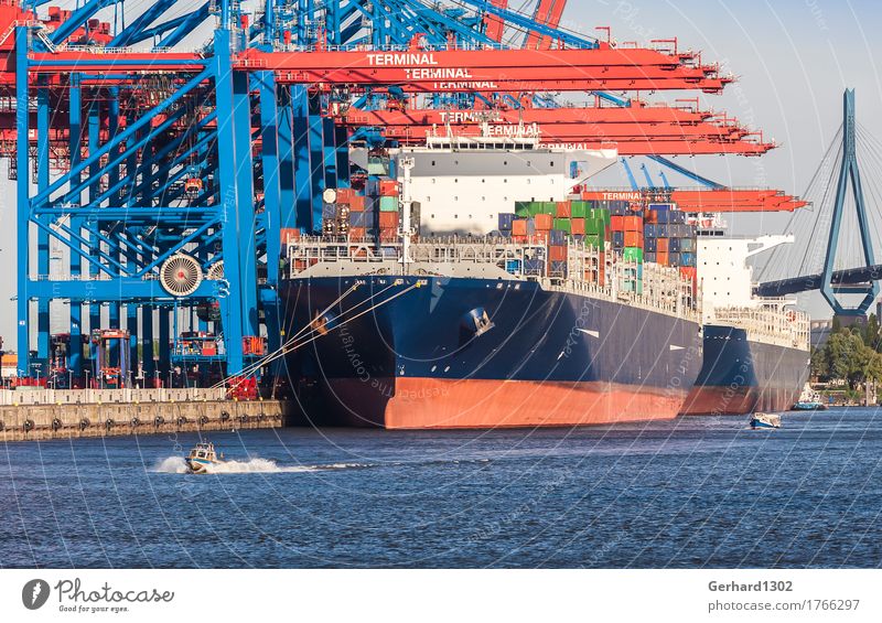 Schiffe im Containerhafen Hamburg Hafenstadt Skyline Brücke Sehenswürdigkeit Verkehr Verkehrsmittel Verkehrswege Schifffahrt Containerschiff Tourismus