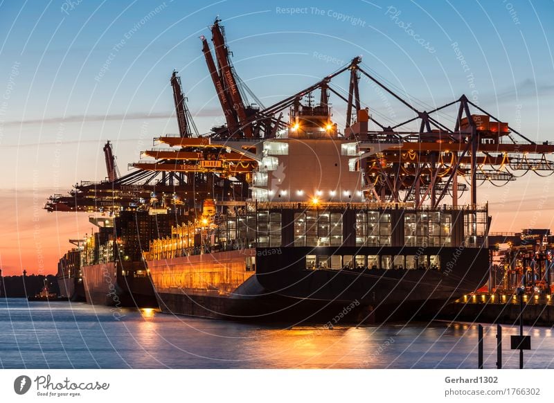 Containerschiff in Hamburg beim Laden bei Nacht Industrie Wasser Nachthimmel Sonnenaufgang Sonnenuntergang Schönes Wetter Hafenstadt Industrieanlage