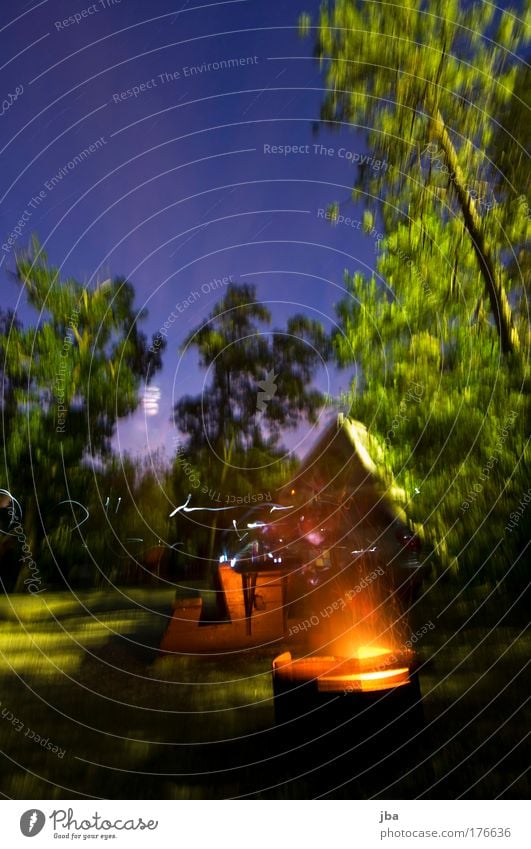 ausklingen lassen II Farbfoto Außenaufnahme Nacht Langzeitbelichtung Ferien & Urlaub & Reisen Ausflug Camping Umwelt Feuer Himmel Baum Feuerstelle Unschärfe