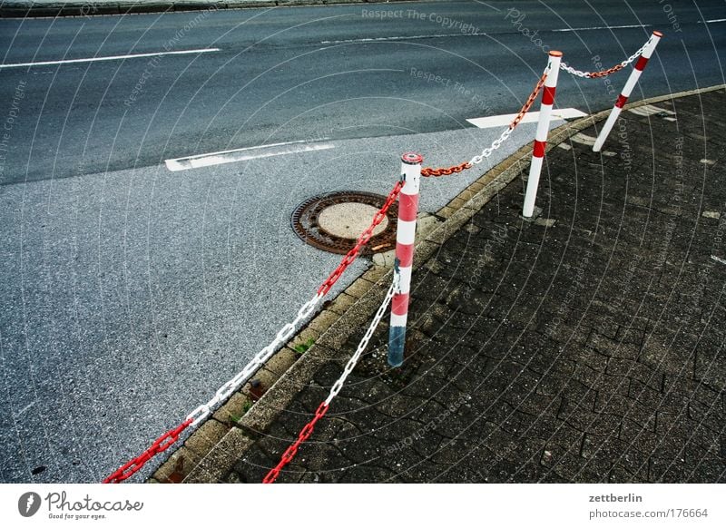 Kurve Straße Straßenverkehr Verkehr leer ausdruckslos Menschenleer autofrei Textfreiraum Grenze Begrenzung Kette Gully Bürgersteig Fußweg Asphalt Regel