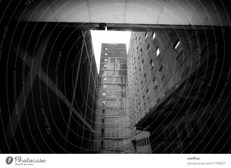 Ghetto Schwarzweißfoto Außenaufnahme Menschenleer Schatten Kontrast Starke Tiefenschärfe Weitwinkel Berlin-Mitte Hochhaus Plattenbau Mauer Wand Fassade Fenster