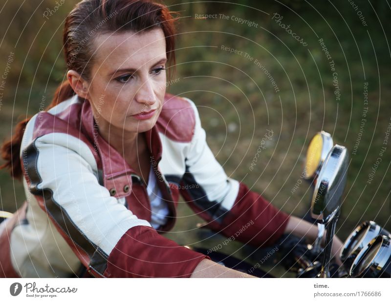 Frau auf einem Motorrad feminin 1 Mensch Verkehr Jacke Leder Lederjacke brünett langhaarig Zopf beobachten Ferien & Urlaub & Reisen Blick sitzen warten Coolness