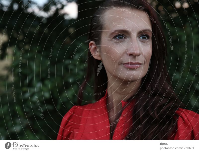 Anja feminin 1 Mensch Landschaft Baum Wald Kleid brünett langhaarig beobachten Lächeln Blick warten ästhetisch elegant schön Zufriedenheit Lebensfreude