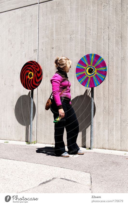 hypnotic Farbfoto Außenaufnahme Starke Tiefenschärfe Ganzkörperaufnahme Blick nach hinten feminin 18-30 Jahre Jugendliche Erwachsene Mauer Wand Mode Pullover