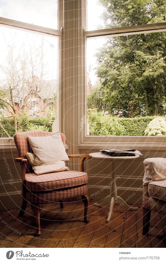 landhausidylle Farbfoto Innenaufnahme Haus Einfamilienhaus Traumhaus Fenster Erholung warten Häusliches Leben alt historisch retro Klischee Wärme weich Glück