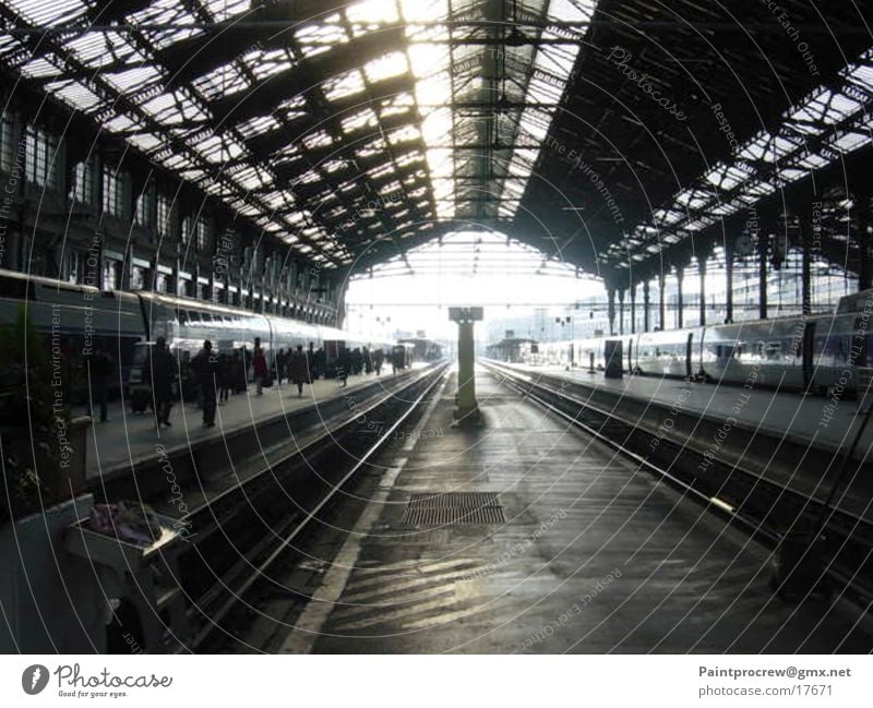 Falsches Gleis Paris Schnellzug Gleise stagnierend Verkehr Bahnhof Ankunftshalle Peron Lagerhalle