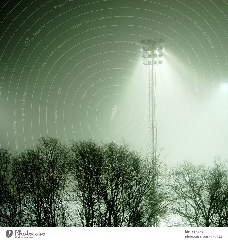 flutlicht _ 02 Farbfoto Außenaufnahme Nacht Licht Schatten Silhouette Stadion Winter Nebel Menschenleer Einsamkeit Vergänglichkeit Stockholm Schweden diffus