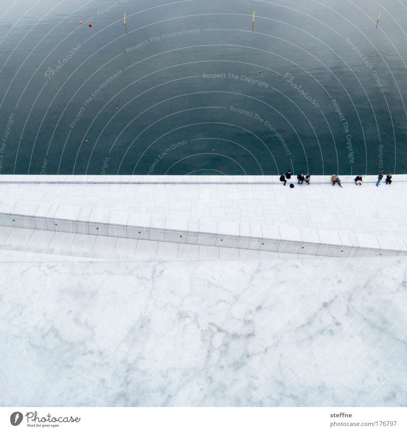 OSLO OPERA HOUSE Farbfoto Außenaufnahme Textfreiraum oben Textfreiraum unten Vogelperspektive Freundschaft Menschengruppe Wasser Küste Meer Hafenstadt Mauer