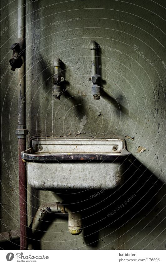 Ich sehne mich nach überwältigendem sanitären Luxus... Farbfoto Gedeckte Farben Innenaufnahme Menschenleer Schatten Mauer Wand Waschbecken Sanitäranlagen