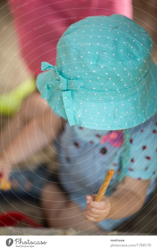 be"hütet" Kleinkind Mädchen Kindheit Körper Arme Hand Finger Beine Fuß 1 Mensch 1-3 Jahre Sandkasten Salzstangen Kinderhut Kopfbedeckung Essen sitzen Spielen