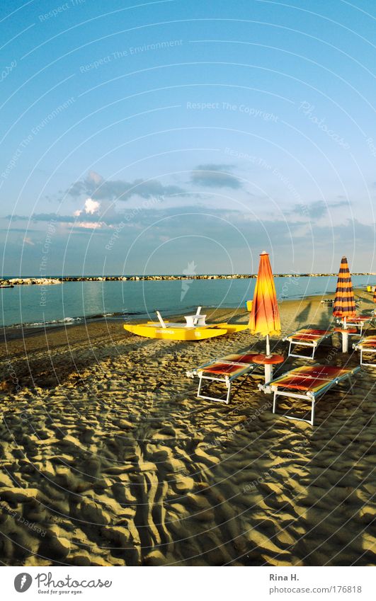 Lange Schatten in Rimini Farbfoto Außenaufnahme Textfreiraum oben Abend Dämmerung Licht Kontrast Sonnenstrahlen Sonnenaufgang Sonnenuntergang Freude Erholung