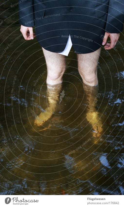 Am Tag der Hochzeit weiß man schon wer die Hosen anhat... Farbfoto Außenaufnahme Lifestyle Freizeit & Hobby Beine Fuß Umwelt Landschaft Wellen Küste Seeufer