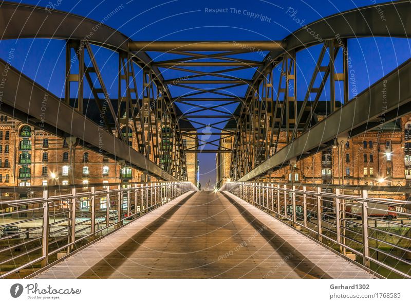 historische Brücke in die Hamburger Speicherstadt Museum Hafenstadt Altstadt Fußgängerzone Industrieanlage Sehenswürdigkeit Wahrzeichen Verkehrswege