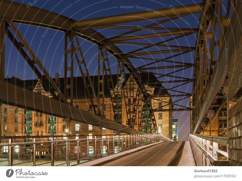 Historische Brücke zur Speicherstadt Hamburg Museum Hafenstadt Altstadt Mauer Wand Sehenswürdigkeit Wahrzeichen Verkehrswege gebrauchen kaufen blau braun grün