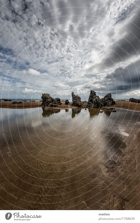 Klunkerchen Natur Landschaft Sand Wasser Himmel Wolken Horizont Herbst Wetter Schönes Wetter Felsen Küste Strand Meer blau braun weiß Dynamik Zacken Farbfoto