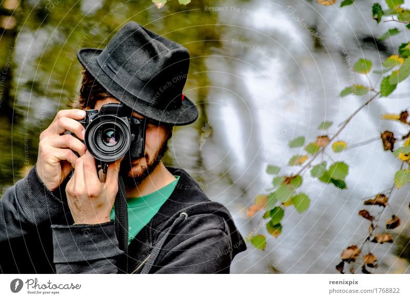 Fotograf Mensch maskulin Mann Erwachsene 1 18-30 Jahre Jugendliche Künstler Natur Baum Wald Blick grün schwarz Freude Coolness Wachsamkeit Freizeit & Hobby