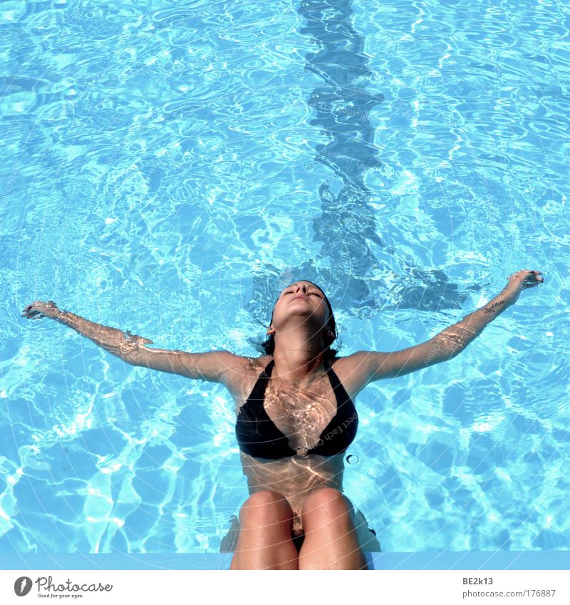 einfach mal chilln Farbfoto Außenaufnahme Tag Sonnenlicht Oberkörper Vorderansicht Blick nach oben geschlossene Augen Wellness Wohlgefühl Zufriedenheit Erholung