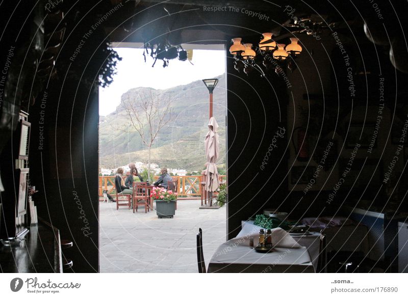 Außenseiter Farbfoto Kontrast Sonnenstrahlen Zentralperspektive Ausflug Berge u. Gebirge Innenarchitektur Tisch Restaurant Mensch Freundschaft Erwachsene 3