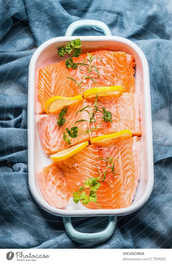 Lachs Fischfilet mit Zitrone in Schüssel Lebensmittel Kräuter & Gewürze Öl Ernährung Mittagessen Festessen Bioprodukte Vegetarische Ernährung Diät