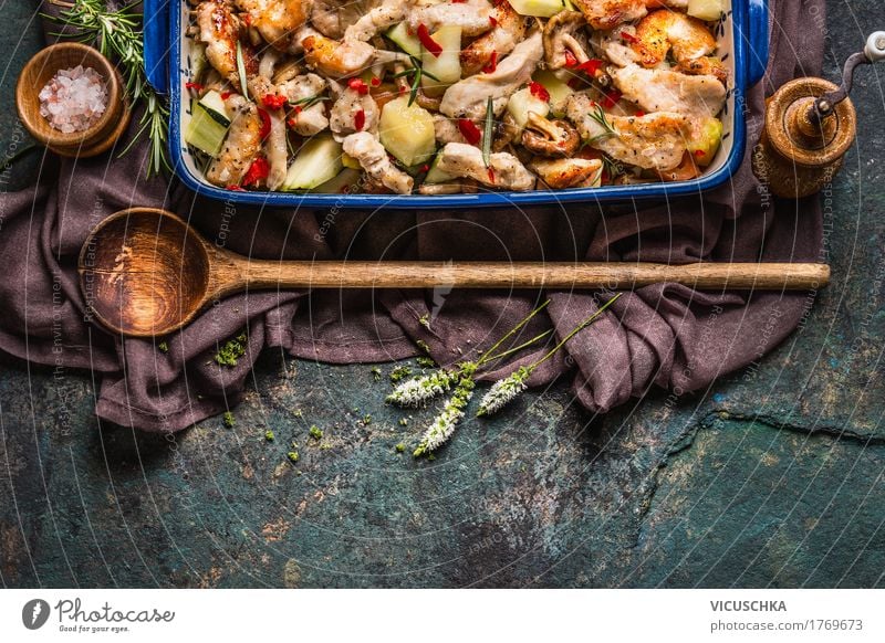 Gebratenes Hähnchen mit Gemüse in Auflaufform mit Kochlöffel Lebensmittel Fleisch Kräuter & Gewürze Öl Ernährung Mittagessen Abendessen Büffet Brunch Festessen