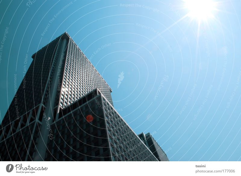 Hochhaus Farbfoto Außenaufnahme Menschenleer Textfreiraum rechts Textfreiraum oben Tag Licht Kontrast Reflexion & Spiegelung Sonnenlicht Sonnenstrahlen