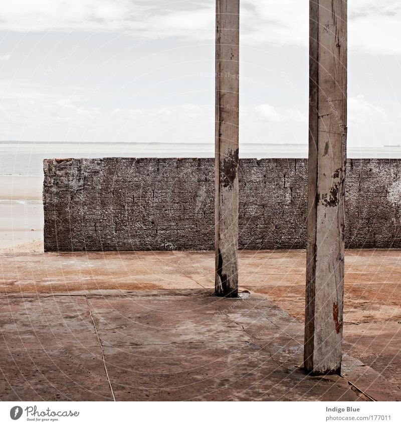 Strandhaus Außenaufnahme Menschenleer Morgen Zentralperspektive Sao Luiz Brasilien Südamerika Haus Hütte Architektur Mauer Wand Terrasse alt ästhetisch Stimmung