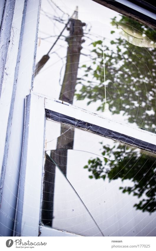 fenster Farbfoto Gedeckte Farben Außenaufnahme Textfreiraum unten Haus Einfamilienhaus Fenster kalt kaputt Reflexion & Spiegelung Glas Glasscheibe gebrochen